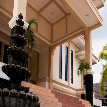 King Hotel Wates  Exterior photo
